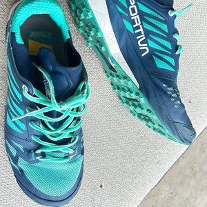 LA SPORTIVA HIKING SHOES WOMENS 8.5